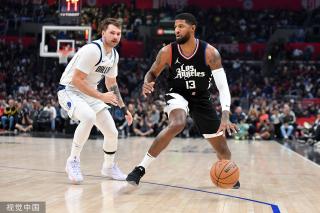 早早大脚不就完了吗？奥地利后防玩火丢球，门将接回传球失误送礼.